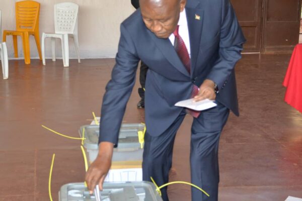 Prosper Bazombanza, vice-président du Burundi et militant de l’Uprona, vote dans un bureau de la capitale politique Gitega lors des sénatoriales du 23 juillet 2025. Son parti a été éliminé de ce scrutin ©SOS Médias Burundi