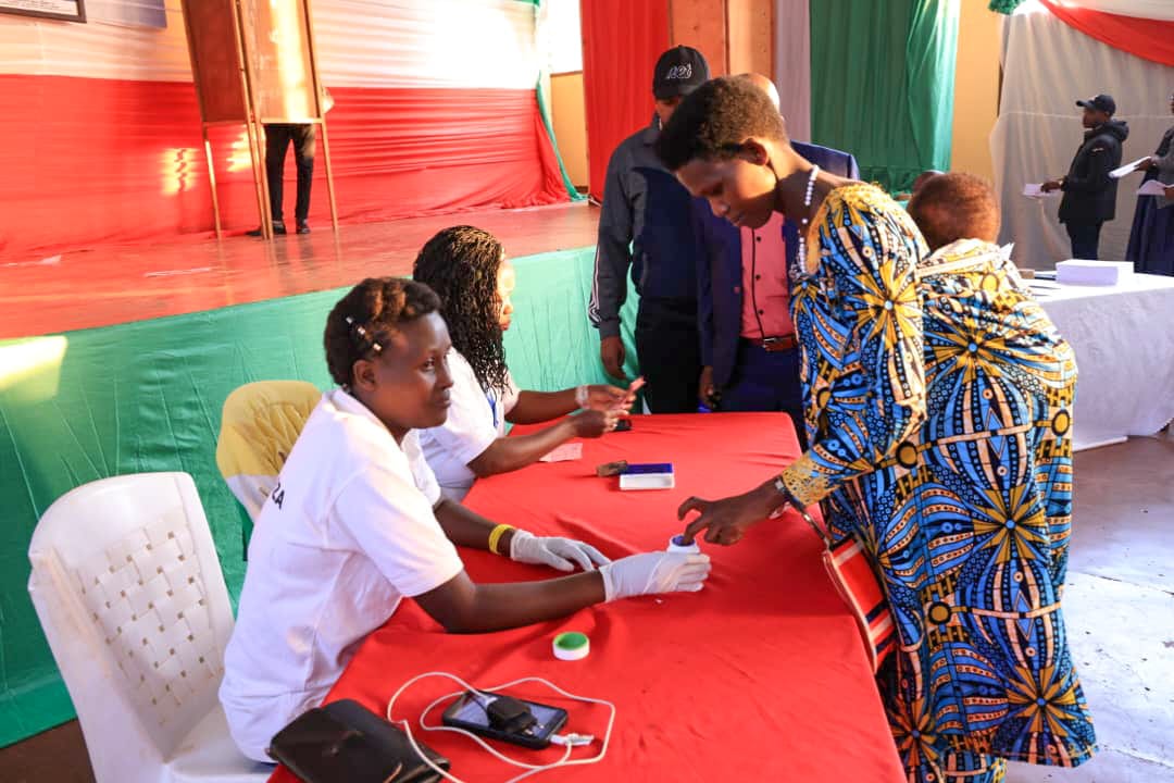 Une femme reçoit de l’encre indélébile sur son doigt, signe qu’elle a voté lors des sénatoriales du 23 juillet 2025, dans une zone rurale © SOS Médias Burundi