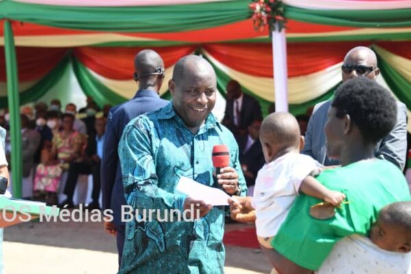 Une prisonnière reçoit des mains du président Évariste Ndayishimiye son billet d’élargissement, lors d’une cérémonie de libération dans le cadre de la grâce présidentielle © SOS Médias Burundi
