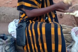 Une vendeuse de maïs grillé dans le nord de la capitale économique Bujumbura © SOS Médias Burundi