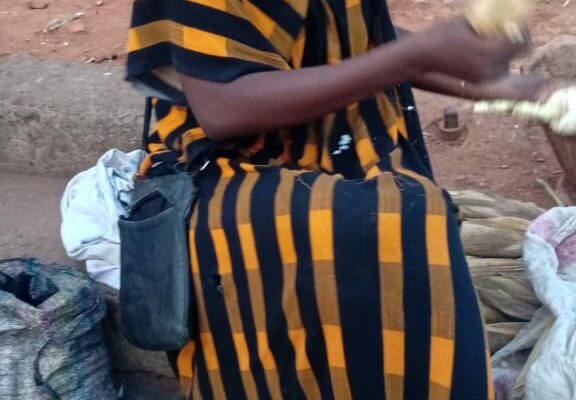 Une vendeuse de maïs grillé dans le nord de la capitale économique Bujumbura © SOS Médias Burundi
