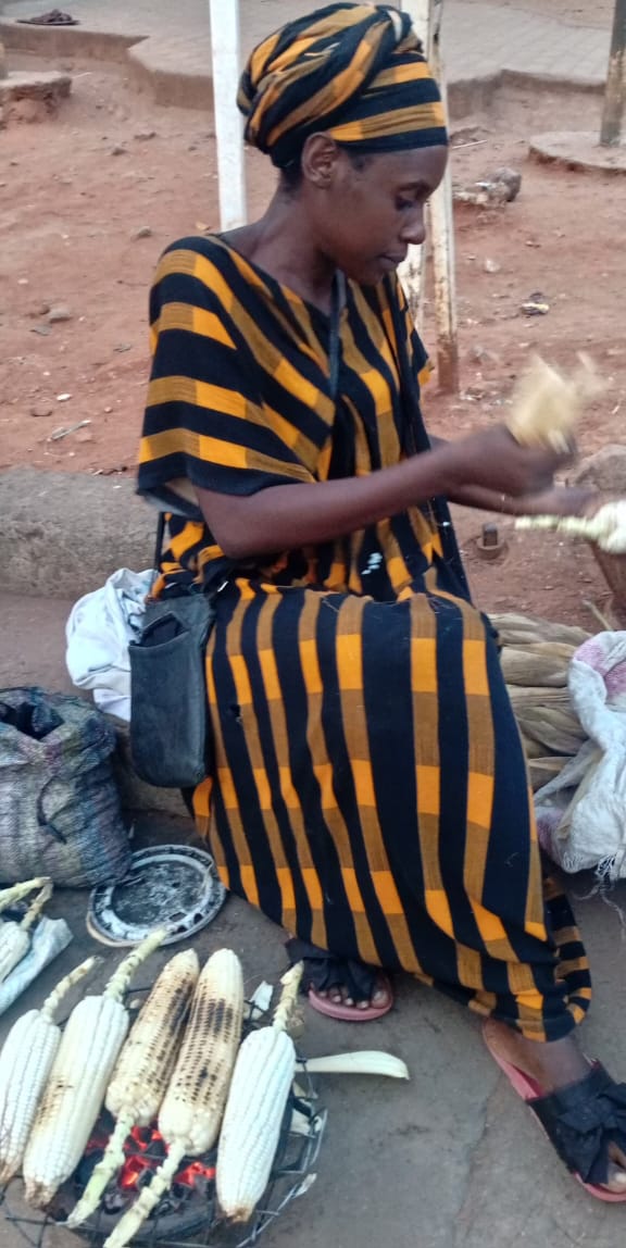 Une vendeuse de maïs grillé dans le nord de la capitale économique Bujumbura © SOS Médias Burundi