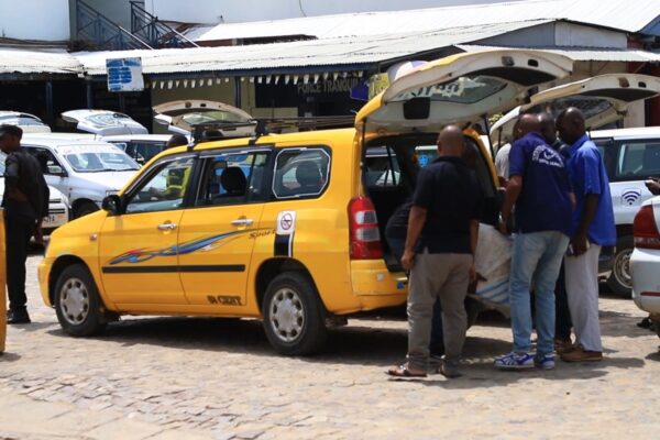 un parking de bus de transport international desservant les pays voisins du Burundi, au cœur de la ville de Bujumbura © SOS Médias Burundi