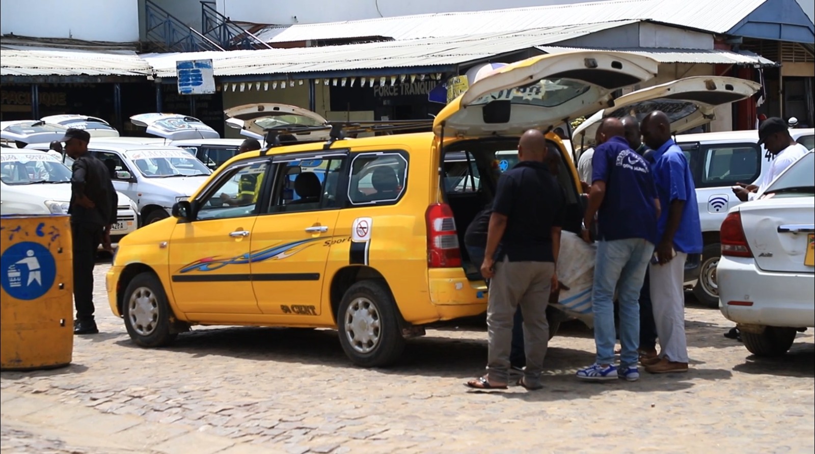 un parking de bus de transport international desservant les pays voisins du Burundi, au cœur de la ville de Bujumbura © SOS Médias Burundi