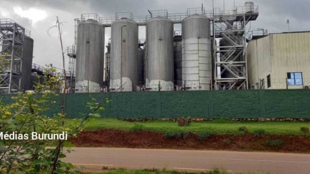 les dépôts de la Brarudi dans la capitale politique Gitega . À Bururi, en province de Burunga, commerçants et consommateurs dénoncent un manque de boissons qui affecte tout le monde © SOS Médias Burundi
