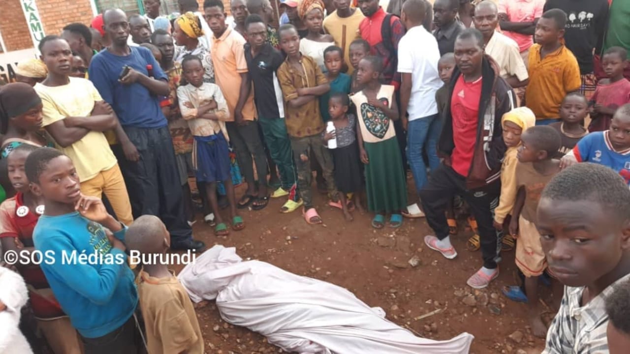 Des habitants, dont des enfants, sur un lieu de découverte macabre dans une commune voisine de Bukinanyana, le 3 mars 2024 © SOS Médias Burundi