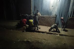 En août 2025, des enfants dorment sur les trottoirs du chef-lieu de Bubanza. © SOS Médias Burundi