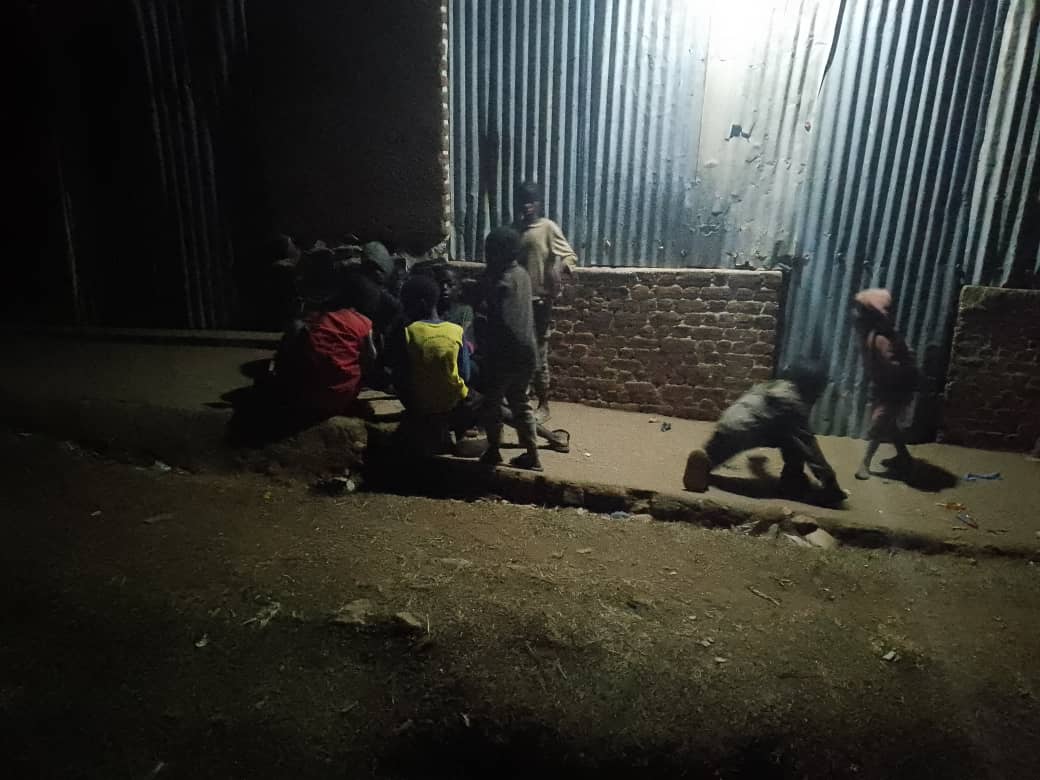 En août 2025, des enfants dorment sur les trottoirs du chef-lieu de Bubanza. © SOS Médias Burundi