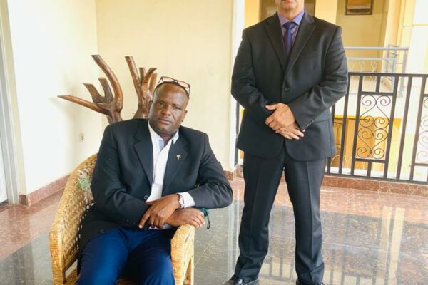 Jean Bosco Ndayikengurukiye, l'ancien chef rebelle hutu détenu pour trafic présumé de carburant, photographié avec un garde du corps après son retour au Burundi en 2021. (DR