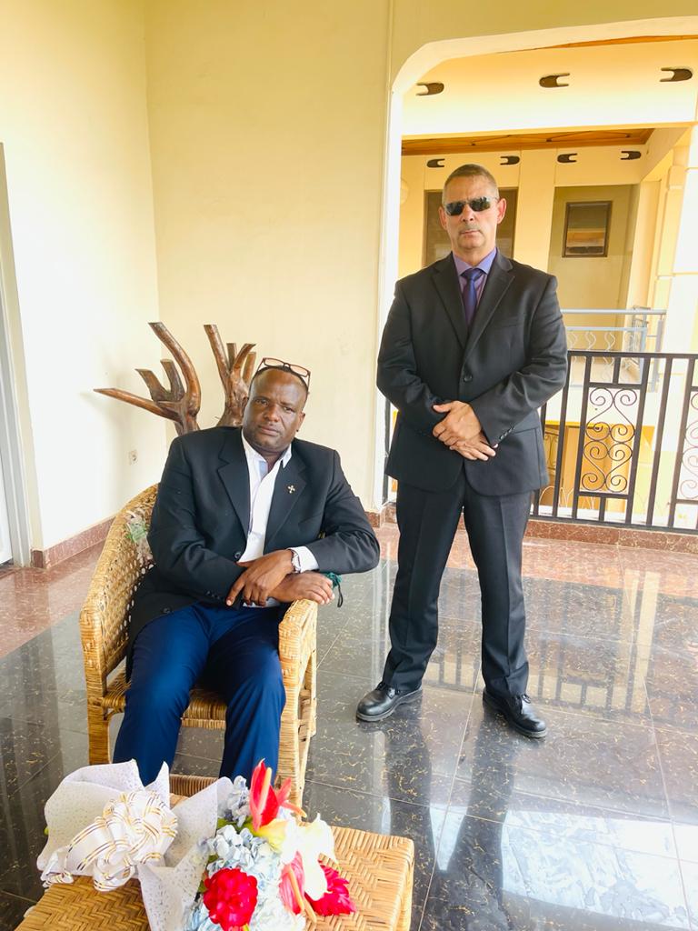 Jean Bosco Ndayikengurukiye, l'ancien chef rebelle hutu détenu pour trafic présumé de carburant, photographié avec un garde du corps après son retour au Burundi en 2021. (DR
