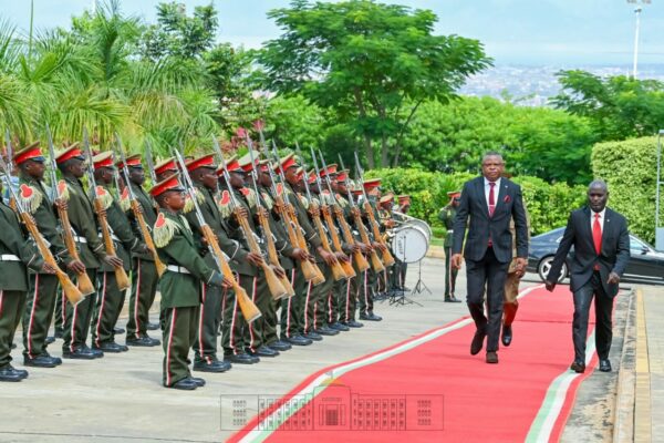 L’ambassadeur Willy Mulunda, photographié à la présidence du Burundi lors de la présentation de ses lettres de créance au président Évariste Ndayishimiye, le 25 avril 2023 ©Bureau de communication de la présidence du Burundi
