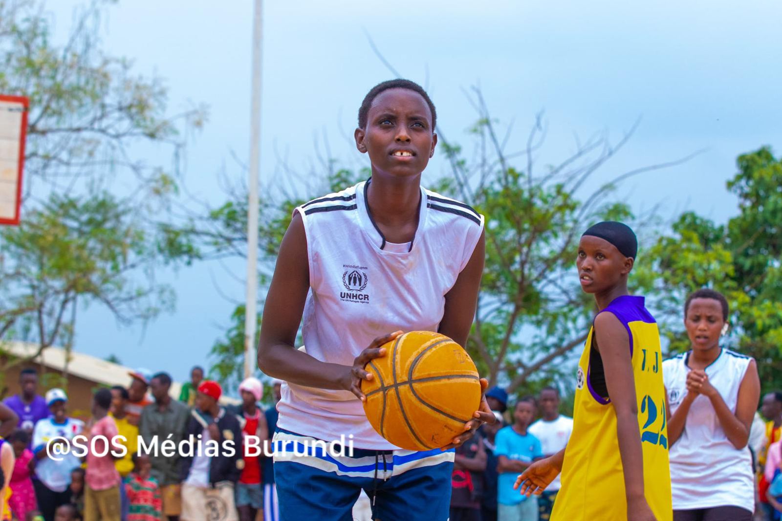 Pendant la semaine sportive du 11 au 17 août 2025 au camp de Mahama (Rwanda), cette basketteuse se prépare à tirer un franc ©SOS Médias Burundi