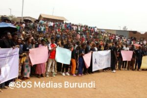 Plusieurs réfugiés, dont des enfants, réunis sur une place publique au camp de Mahama pour écouter les discours en marge de la commémoration du 21ème anniversaire du massacre de Gatumba. © SOS Médias Burundi