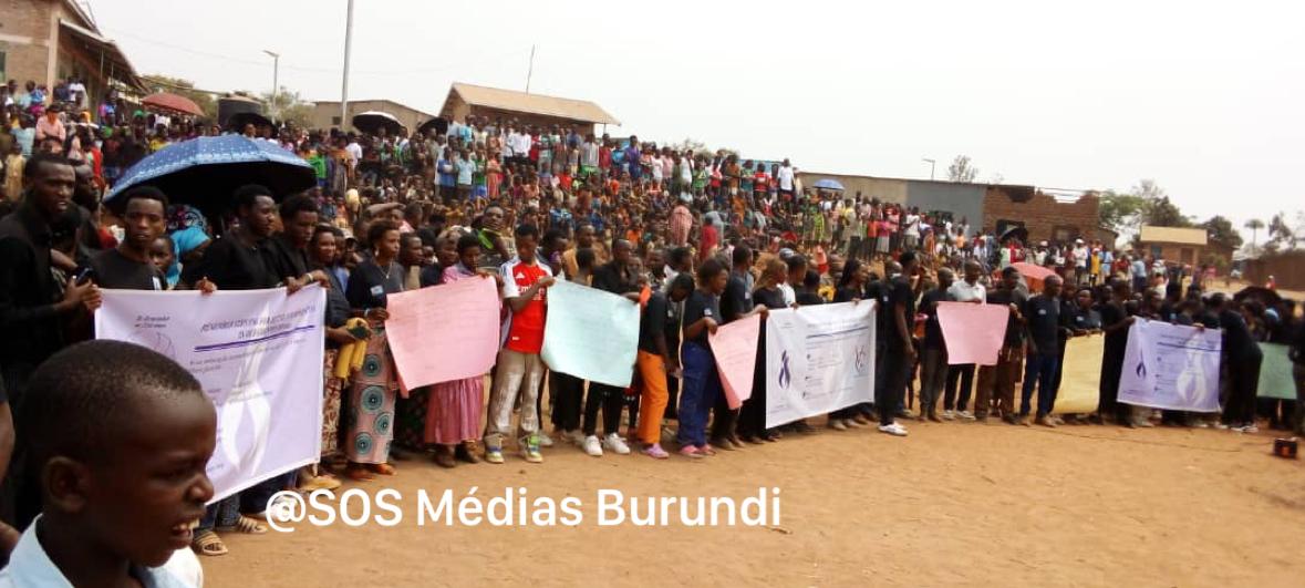 Plusieurs réfugiés, dont des enfants, réunis sur une place publique au camp de Mahama pour écouter les discours en marge de la commémoration du 21ème anniversaire du massacre de Gatumba. © SOS Médias Burundi