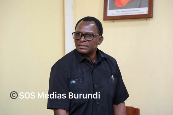 Tanzanie : nouvelles menaces de rapatriement forcé des réfugiés burundais Sudi Mwakibasi, responsable en chef des réfugiés au ministère tanzanien de l'Intérieur, figure parmi les officiels accusés de proférer des menaces à l’encontre des réfugiés burundais © SOS Médias Burundi