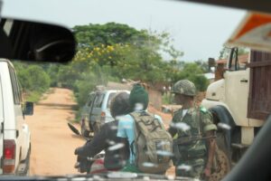 Un barrage routier tenu par des militaires congolais à Uvira, où des affrontements meurtriers ont opposé les miliciens Wazalendo à l'armée loyaliste congolaise le mardi 26 août 2025 ©SOS Médias Burundi