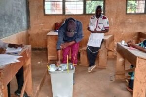 Un homme glisse son bulletin dans l'urne dans un bureau de vote de la province de Bujumbura lors des élections collinaires du 25 août 2025 © SOS Médias Burundi