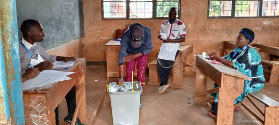 Un homme glisse son bulletin dans l'urne dans un bureau de vote de la province de Bujumbura lors des élections collinaires du 25 août 2025 © SOS Médias Burundi