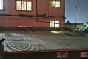 Un immeuble à moitié éclairé dans le centre-ville de Bujumbura, le 8 août 2025. La capitale économique du Burundi subit un black-out total, aggravé par une pénurie chronique de carburant qui complique l’usage des groupes électrogènes.